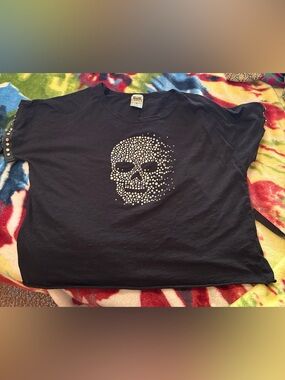 Vocal Black Tee with Embroidered Fleur-de-Lis Tag